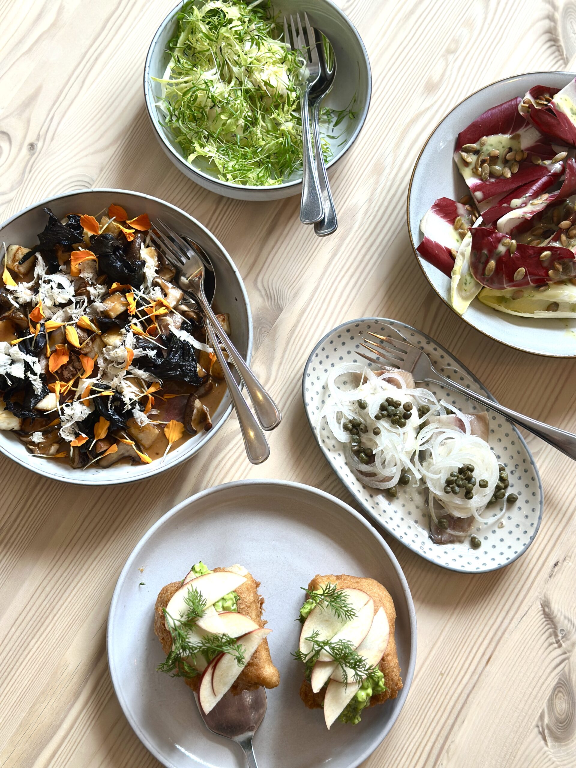 Påskefrokost på Gl. Brydegaard. Lam, kuler, sild, æg og salat